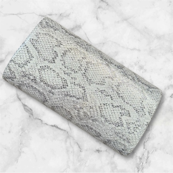 💎✅Vintage Clutch with Faux Snakeskin Texture - Picture 4 of 14